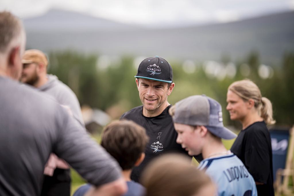 Patrik Widell pratar med unga deltagare under en aktivitet.