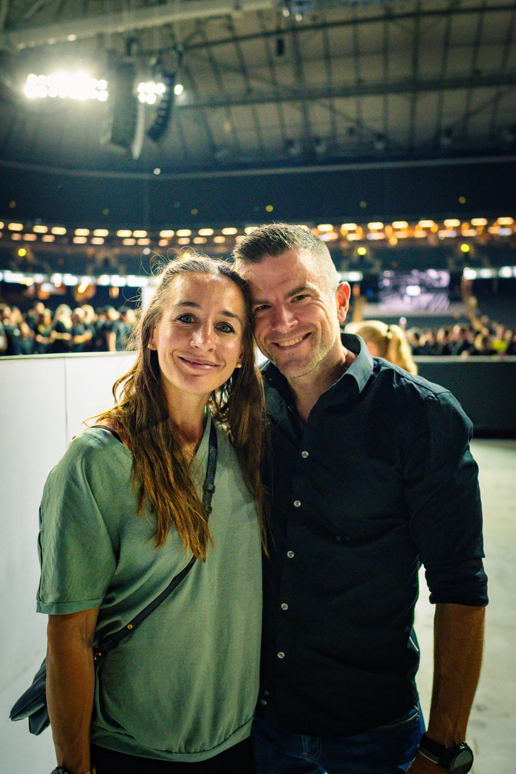 Fanny och Patrik tillsammans i en varm miljö.