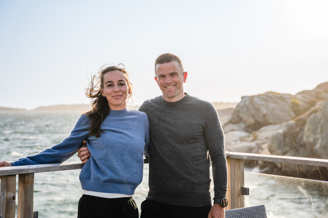 Patrik Widell och Fanny vid havet i varm kvällssol.