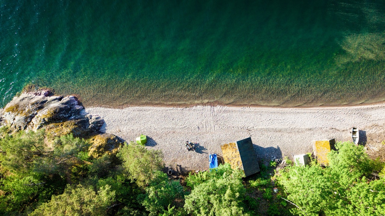Drönarbild över kust och strand.